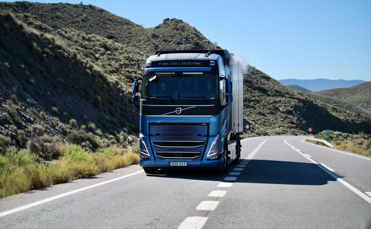 Volvo Trucks waterstoftruck header Volvo Trucks waterstoftruck header