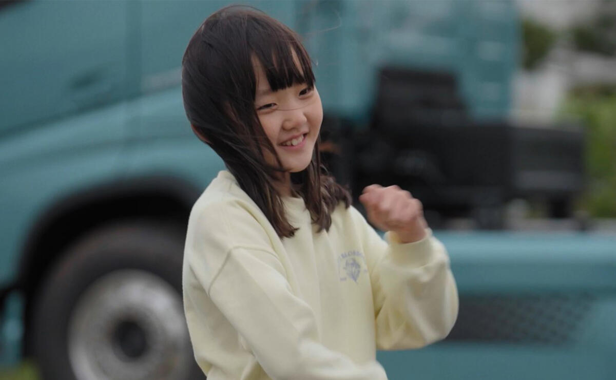 stop-look-wave-volvo-trucks-2 stop-look-wave-volvo-trucks-2