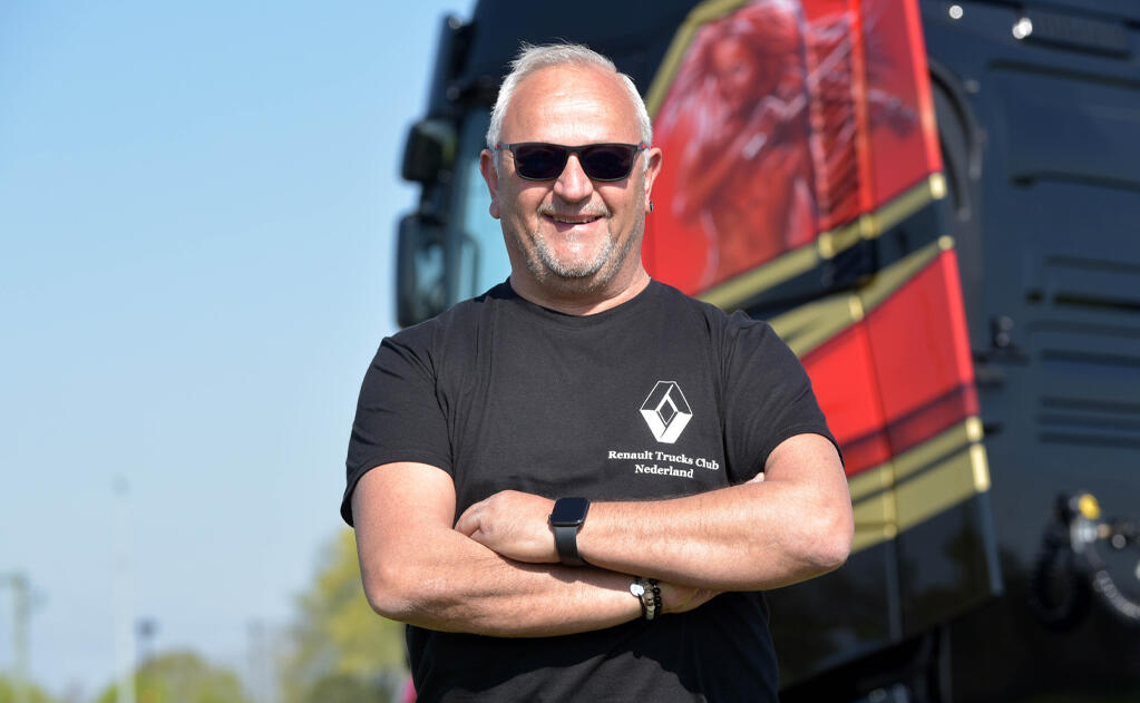 Harbers-Trotse-Hans-Brolsma-voor-zijn-Renault-truck-1024