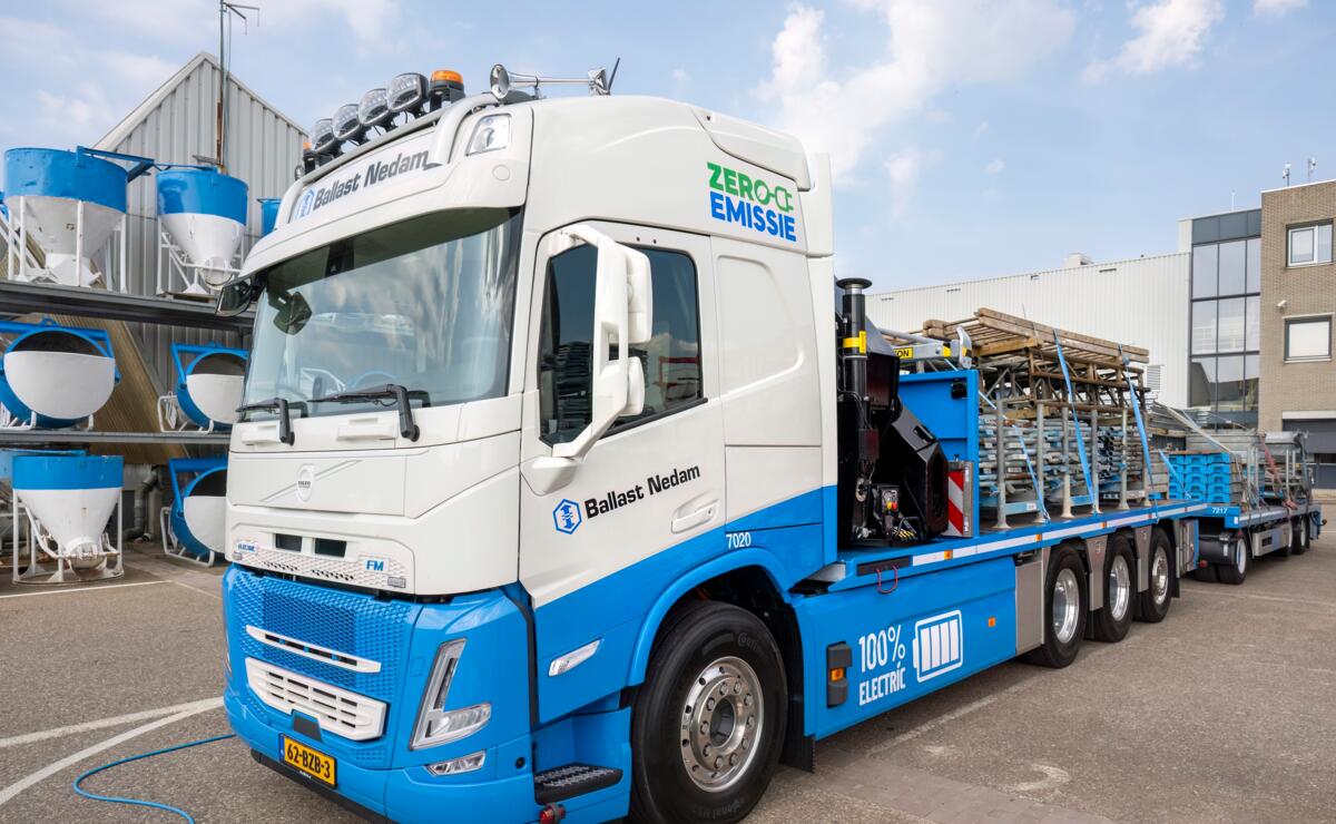 Volvo FM Electric kraanauto van St vd Brink