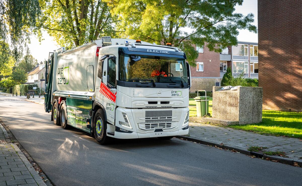 Volvo FM Electric PreZero zijaanzicht