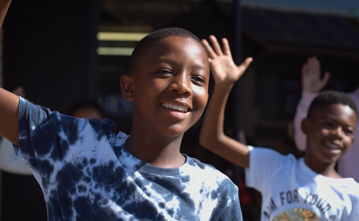 stop-look-wave-volvo-trucks-3 stop-look-wave-volvo-trucks-3