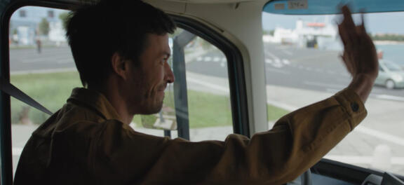 stop-look-wave-volvo-trucks-header