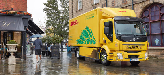 volvo-fl-electric-dhl-engeland-winkelstraat volvo-fl-electric-dhl-engeland-winkelstraat
