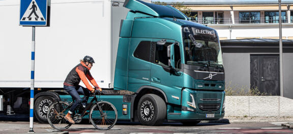 volvo-fm-met-botswaarschuwing volvo-fm-met-botswaarschuwing