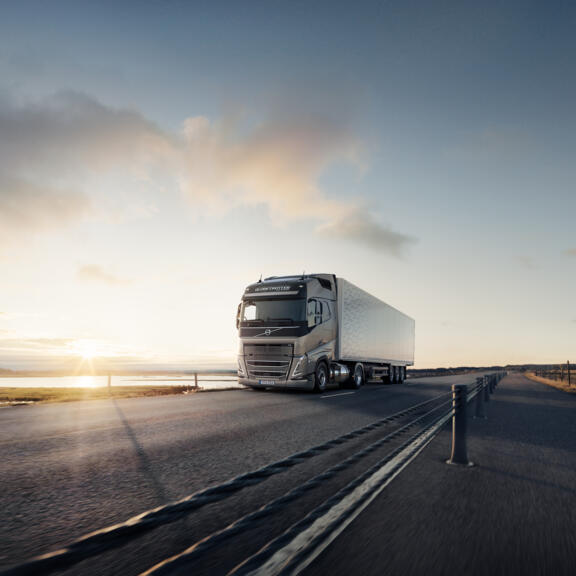 Harbers-Volvo-FH-LNG-weg-zonsondergang Harbers-Volvo-FH-LNG-weg-zonsondergang