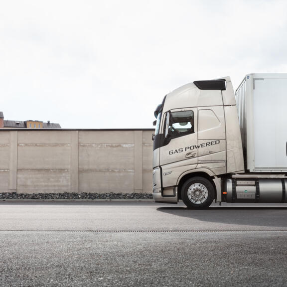 Harbers-Volvo-FH-LNG-zijaanzicht-weg
