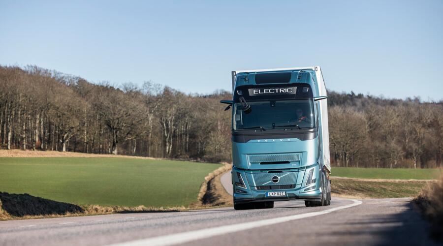 Volvo FH Aero Electric in landschap