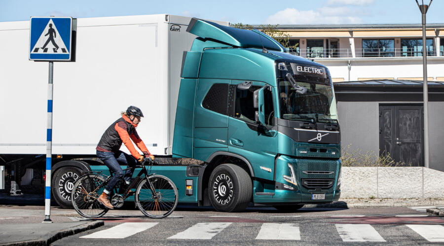 volvo-fm-met-botswaarschuwing volvo-fm-met-botswaarschuwing