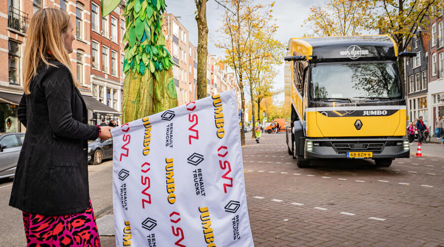 Wethouder Melanie van der Horst geeft het startsein Wethouder Melanie van der Horst geeft het startsein