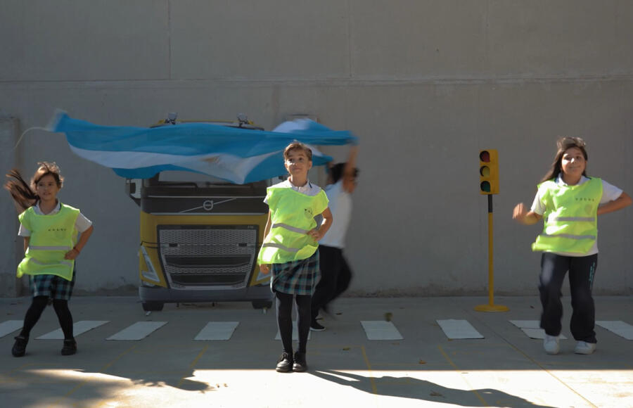 stop-look-wave-volvo-trucks-1 stop-look-wave-volvo-trucks-1